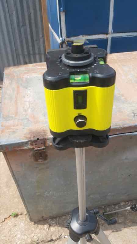 Niveau laser croix Bosch + trépied